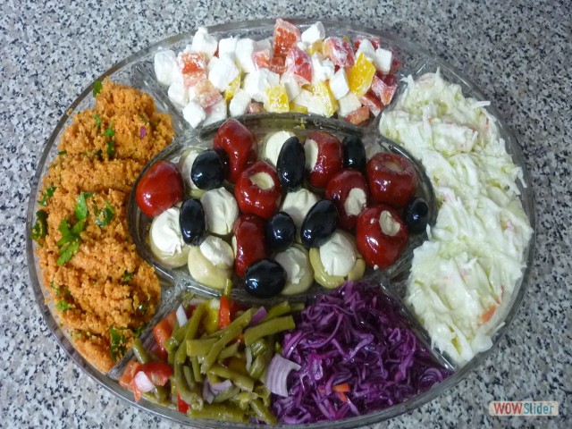 Beispiel: verschiedene Salate mit gefüllten Oliven