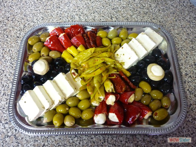 Beispiel: Oliven, gefüllte Paprika, Peperoni mit eingelegten Käse